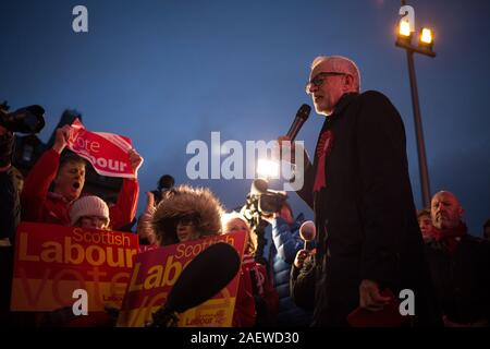 Glasgow, UK, 11. Dezember 2019. Labour-führer Jeremy Corbyn, von Richard Leonard, der Leiter des Scottish Labour Party begleitet, Kampagnen am historischen Govan, Glasgow, am Tag vor der Nation geht an den Umfragen im Jahr 2019 allgemeine Wahlen. Quelle: Jeremy Sutton-Hibbert / alamy Leben Nachrichten. Stockfoto