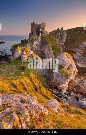 Sonnenaufgang am Kinbane Head mit den Ruinen der Kinbane Castle an der Causeway-Küste in Nordirland. Stockfoto