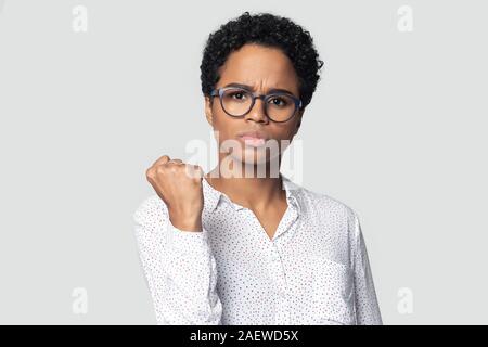 African American schwere Mädchen wütend ballte die Faust und demonstriert. Stockfoto