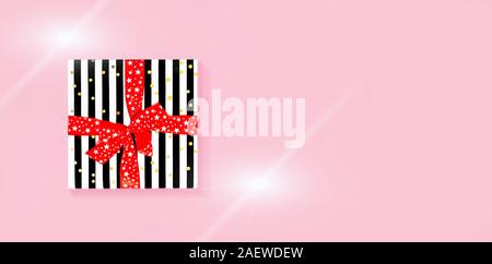 Handwerk Papier gewickelt, mit Geschenken mit roter Schleife auf rosa Hintergrund eingerichtet. Flach noch Leben für Weihnachten, Valentinstag, Geburtstag, Stockfoto