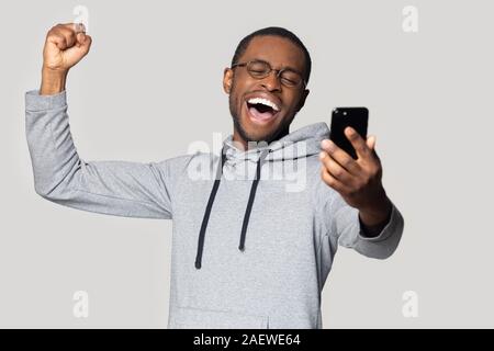 Überglücklich happy african american man feiert Erfolg. Stockfoto