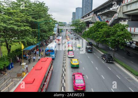 Bangkok, Thailand - November 2,2019: die Menschen können gesehen Warten auf den Bus am Busbahnhof in der Nähe von Chatuchak Weekend Market. Stockfoto