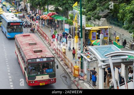 Bangkok, Thailand - November 2,2019: die Menschen können auf dem Weg zum Chatuchak Weekend Market gehen durch den öffentlichen Verkehr gesehen. Stockfoto