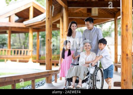 Glückliche Familie entspannen im Pavillon Stockfoto