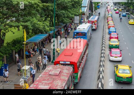 Bangkok, Thailand - November 2,2019: die Menschen können gesehen Warten auf den Bus am Busbahnhof in der Nähe von Chatuchak Weekend Market. Stockfoto