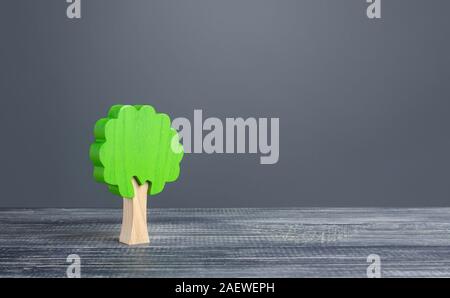 Einsamer Baum auf grauem Hintergrund. Die Erhaltung der Umwelt und den Schutz der Wälder. Umweltfreundlich und natürlich. Helle Farben grau Routine. Stockfoto