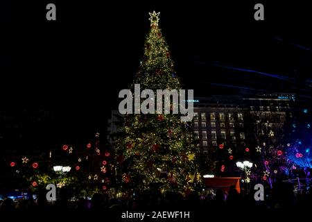 Athen, Griechenland. 10 Jan, 2020. Die Athener Weihnachtsbaum während der Veranstaltung. Die Beleuchtung der Athen Weihnachtsbaum ist ein jährliches Fest, das jedes Jahr stattfindet in der zentralen Syntagma-Platz in der Nähe des griechischen Parlaments. Es ist eine Feier über Weihnachten mit live Musik und anderen Happenings. Credit: Nikos Pekiaridis/SOPA Images/ZUMA Draht/Alamy leben Nachrichten Stockfoto