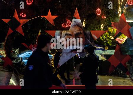 Athen, Griechenland. 10 Jan, 2020. Die Leute, die neben dem selfies Coca Cola Santa Claus während der Veranstaltung. Die Beleuchtung der Athen Weihnachtsbaum ist ein jährliches Fest, das jedes Jahr stattfindet in der zentralen Syntagma-Platz in der Nähe des griechischen Parlaments. Es ist eine Feier über Weihnachten mit live Musik und anderen Happenings. Credit: Nikos Pekiaridis/SOPA Images/ZUMA Draht/Alamy leben Nachrichten Stockfoto