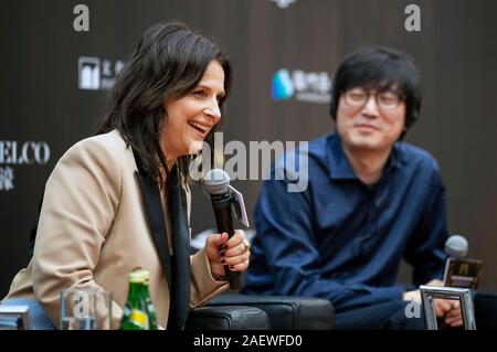 Juliette Binoche und Diao Yinan bei einer Podiumsdiskussion beim 4. Internationalen Film Festivals & Auszeichnungen Macau in Macau Cultural Center. Macau, 09.12.2019 | Verwendung weltweit Stockfoto