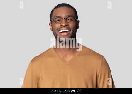 Glücklich lächelnde afrikanische amerikanische Mann im casual Pullover portrait. Stockfoto