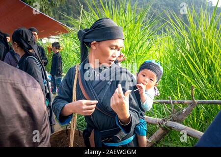 Hoang Su Phi, Provinz Ha Giang, Vietnam - 25. September 2019: La Chi ethnische Minderheiten, die kleine Kinder in Hoang Su Phi, Ha Giang pr auf den Markt Stockfoto