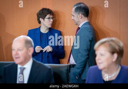 Berlin, Deutschland. 11 Dez, 2019. Bundeskanzlerin Angela Merkel (CDU) und Olaf Scholz (SPD), Bundesminister der Finanzen, sprechen Sie mit Annegret Kramp-Karrenbauer (2.vl, CDU), Bundesminister der Verteidigung und die CDU-Bundesvorsitzendemerkel und Heiko Maas (SPD), Außenminister, zu Beginn der Sitzung des Bundeskabinetts im Bundeskanzleramt. Credit: Kay Nietfeld/dpa/Alamy leben Nachrichten Stockfoto