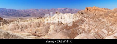 Ausblick vom Zabriskie Point im Death Valley National Park, Kalifornien, USA an einem klaren Tag. Stockfoto