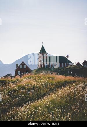 Bunter arktischen Stadt Sisimiut Grönlands, Kommune Qeqqata, aka Holsteinsborg. Die zweitgrößte Stadt in Grönland. Überblick über Port Bereich Stockfoto