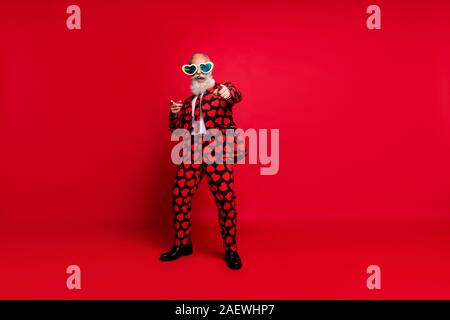 Volle Länge Körper Größe seiner er schöne attraktive cool crazy Heiter Heiter froh weißhaarige Kerl tanzen Spaß nehmen, holen Sie isoliert auf Stockfoto