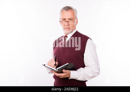 Portrait von alten stattlichen Geschäftsmann in einem eleganten Anzug Notizen zu machen Stockfoto