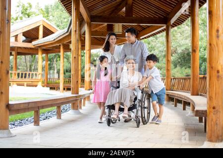 Glückliche Familie entspannen im Pavillon Stockfoto