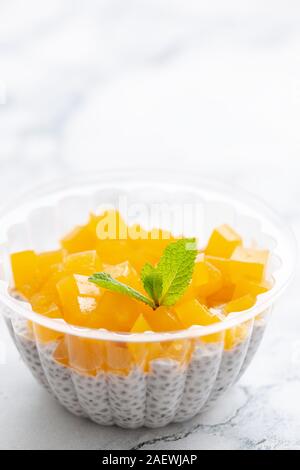 Mango chai Samen Dessert in einer Schüssel mable Hintergrund Stockfoto