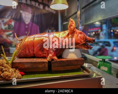 Gegrilltes Schwein auf dem Markt von Bali, Indonesien, Nahaufnahme Stockfoto