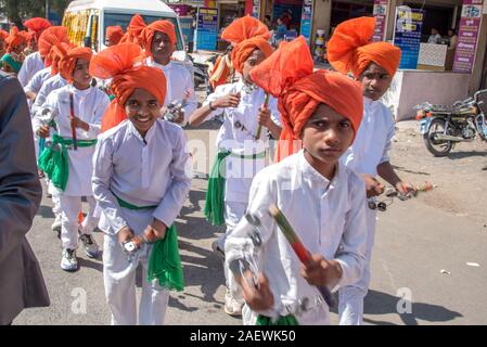 AMRAVATI, MAHARASHTRA, Indien, Januar 26, 2018: Nicht identifizierte Personen und Studenten feiern der indischen Republik von Tag zu tanzen mit Fahnen, Trommeln. Stockfoto