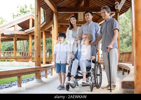 Glückliche Familie entspannen im Pavillon Stockfoto