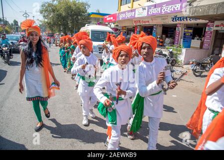 AMRAVATI, MAHARASHTRA, Indien, Januar 26, 2018: Nicht identifizierte Personen und Studenten feiern der indischen Republik von Tag zu tanzen mit Fahnen, Trommeln. Stockfoto