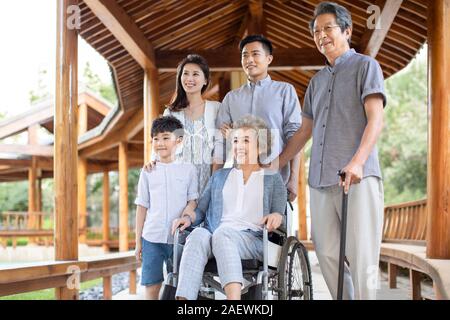 Glückliche Familie entspannen im Pavillon Stockfoto