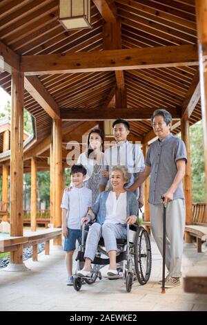 Glückliche Familie entspannen im Pavillon Stockfoto