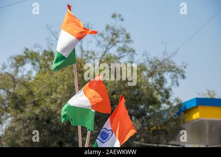 AMRAVATI, MAHARASHTRA, Indien, Januar 26, 2018: Nicht identifizierte Personen und Studenten feiern der indischen Republik von Tag zu tanzen mit Fahnen, Trommeln. Stockfoto