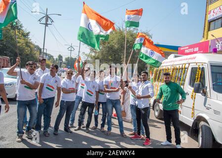 AMRAVATI, MAHARASHTRA, Indien, Januar 26, 2018: Nicht identifizierte Personen und Studenten feiern der indischen Republik von Tag zu tanzen mit Fahnen, Trommeln. Stockfoto