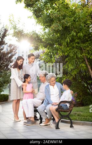 Glückliche Familie entspannen im Pflegeheim Stockfoto