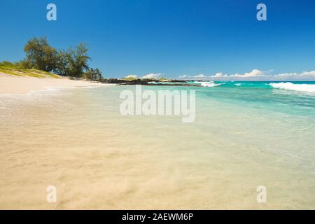 Makalawena Beach auf Big Island Hawaii, USA, eine schöne entfernten weißen Sandstrand und türkisfarbenem Wasser. Stockfoto