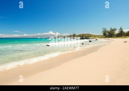 Makalawena Beach auf Big Island Hawaii, USA, eine schöne entfernten weißen Sandstrand und türkisfarbenem Wasser. Stockfoto