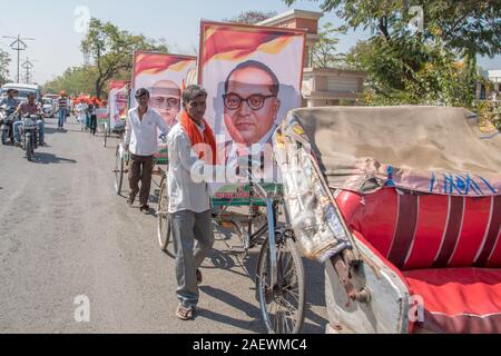 AMRAVATI, MAHARASHTRA, Indien, Januar 26, 2018: Nicht identifizierte Personen und Studenten feiern der indischen Republik von Tag zu tanzen mit Fahnen, Trommeln. Stockfoto