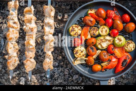 Grill. Cicken Fleischspieße mit Tomaten, Paprika, Zucchini, Sellerie Stockfoto