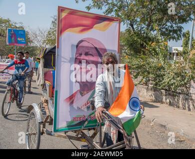 AMRAVATI, MAHARASHTRA, Indien, Januar 26, 2018: Nicht identifizierte Personen und Studenten feiern der indischen Republik von Tag zu tanzen mit Fahnen, Trommeln. Stockfoto