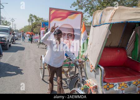 AMRAVATI, MAHARASHTRA, Indien, Januar 26, 2018: Nicht identifizierte Personen und Studenten feiern der indischen Republik von Tag zu tanzen mit Fahnen, Trommeln. Stockfoto