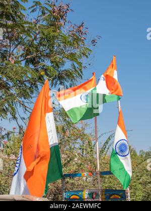 AMRAVATI, MAHARASHTRA, Indien, Januar 26, 2018: Nicht identifizierte Personen und Studenten feiern der indischen Republik von Tag zu tanzen mit Fahnen, Trommeln. Stockfoto