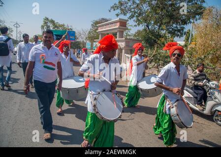 AMRAVATI, MAHARASHTRA, Indien, Januar 26, 2018: Nicht identifizierte Personen und Studenten feiern der indischen Republik von Tag zu tanzen mit Fahnen, Trommeln. Stockfoto