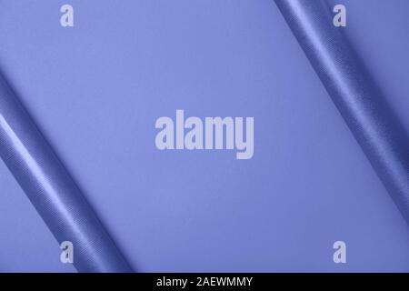 Zwei Rollen Geschenkpapier für Geschenk auf blauem Hintergrund. Stockfoto