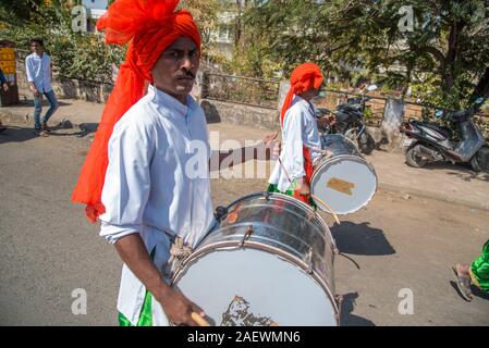 AMRAVATI, MAHARASHTRA, Indien, Januar 26, 2018: Nicht identifizierte Personen und Studenten feiern der indischen Republik von Tag zu tanzen mit Fahnen, Trommeln. Stockfoto