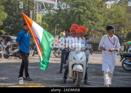 AMRAVATI, MAHARASHTRA, Indien, Januar 26, 2018: Nicht identifizierte Personen und Studenten feiern der indischen Republik von Tag zu tanzen mit Fahnen, Trommeln. Stockfoto