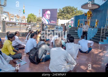 AMRAVATI, MAHARASHTRA, Indien, Januar 26, 2018: Nicht identifizierte Personen und Studenten feiern der indischen Republik von Tag zu tanzen mit Fahnen, Trommeln. Stockfoto