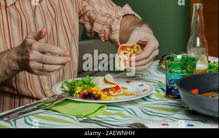 Man Hände essen mexikanisches Essen Stockfoto