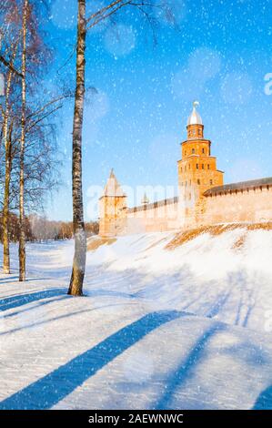 In Weliki Nowgorod, Russland. Türme von Weliki Nowgorod Kreml Festung im Winter sonnigen Nachmittag. Schwerpunkt der Kreml Turm - Winter Stadt Landschaft Stockfoto