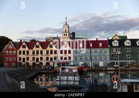 Tórshavn, Färöer Inseln - September 2019: Boote in einem Hafen vor der Kathedrale in der Dämmerung Stockfoto