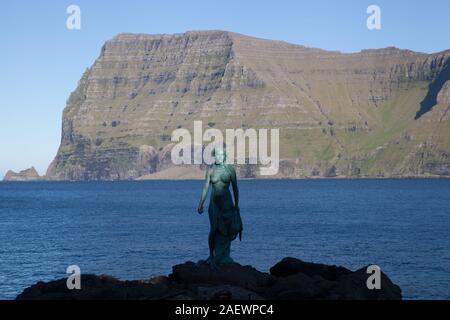 Mikladalur, Kalsoy, Färöer Inseln - 20. September 2019: Die Dichtung Frau Denkmal bei Sonnenuntergang Stockfoto