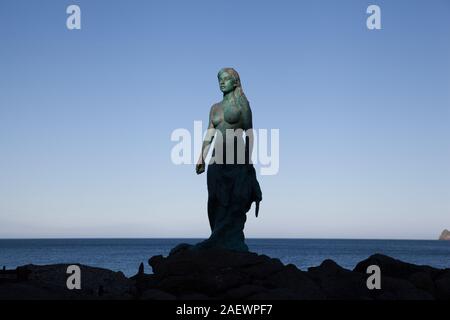 Mikladalur, Kalsoy, Färöer Inseln - 20. September 2019: Die Dichtung Frau Denkmal bei Sonnenuntergang Stockfoto