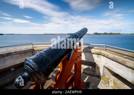 Artillerie mit Blick auf den Strand und die Küste von der historischen Stadt Veere, Provinz Zeeland, Holland, Westeuropa. Stockfoto