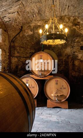 Der Weinkeller und Fässer des historischen Cantine de Ricci Weingut in Montepulciano Ferienhaus Toskana Italien EU - Toskana Weingut - Wein Montepulciano Stockfoto